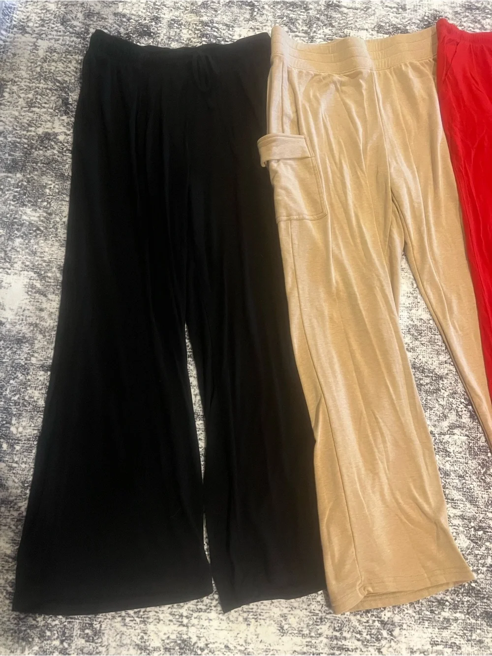 Lot of 4 Lounge Pants in Black, Navy, Beige and Red - Picture 3 of 4